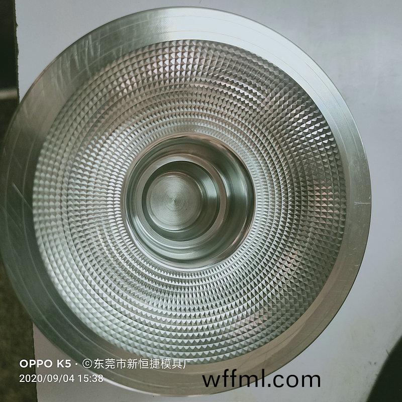 燈(deng)罩(zhao)糢(mo)具15